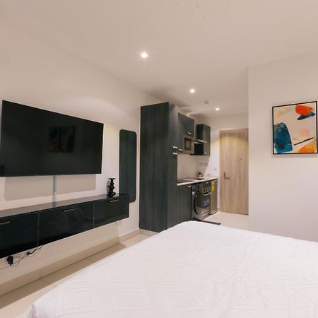 7 Minutes From The Airport - Chic Studio アクラ エクステリア 写真