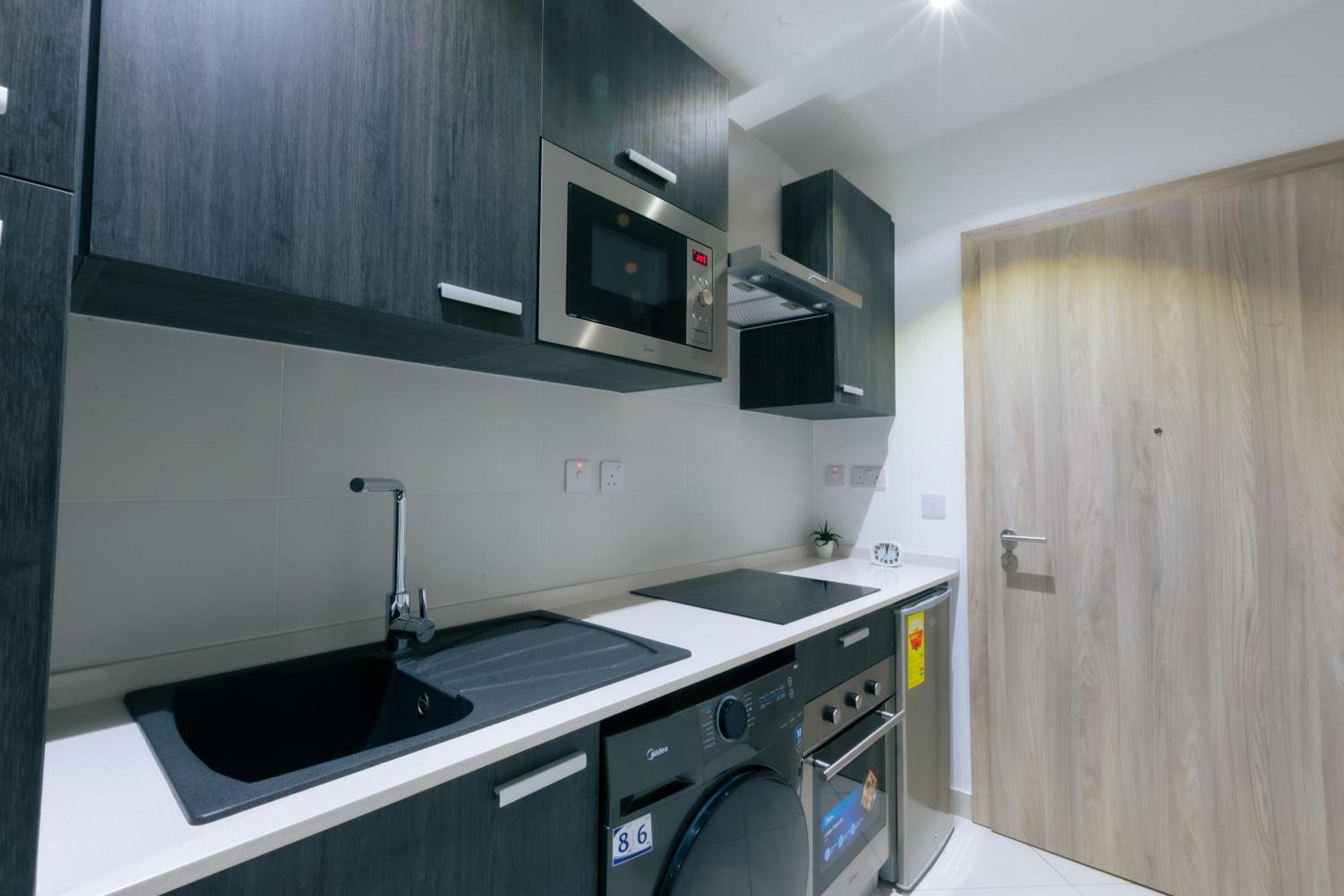 7 Minutes From The Airport - Chic Studio アクラ エクステリア 写真