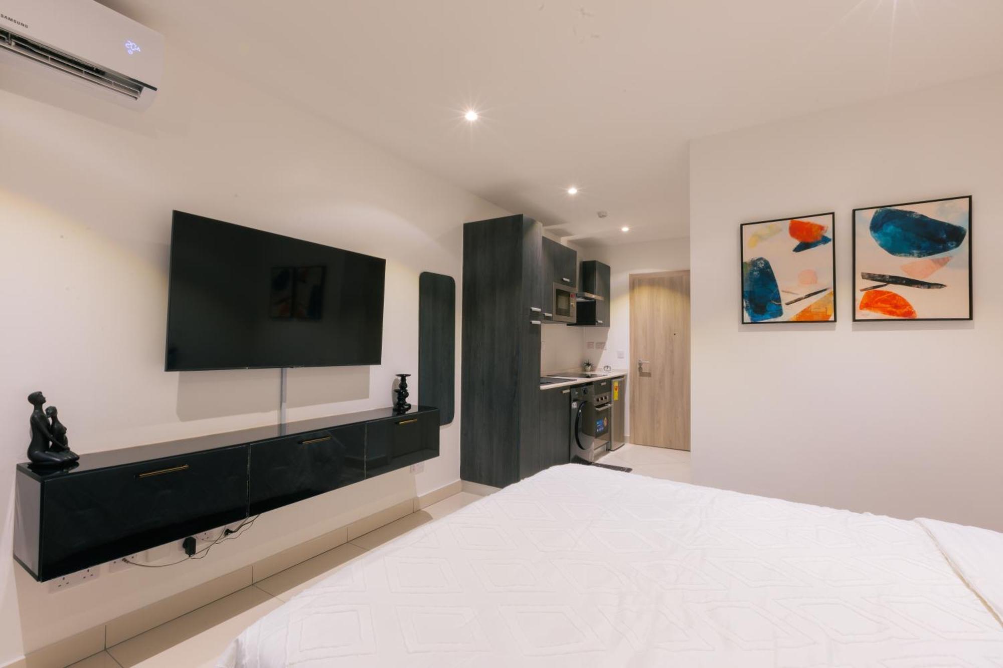 7 Minutes From The Airport - Chic Studio アクラ エクステリア 写真